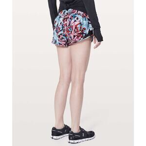 Lululemon Hotty Hot Short II *2.5" Size 8 Lillies EUC